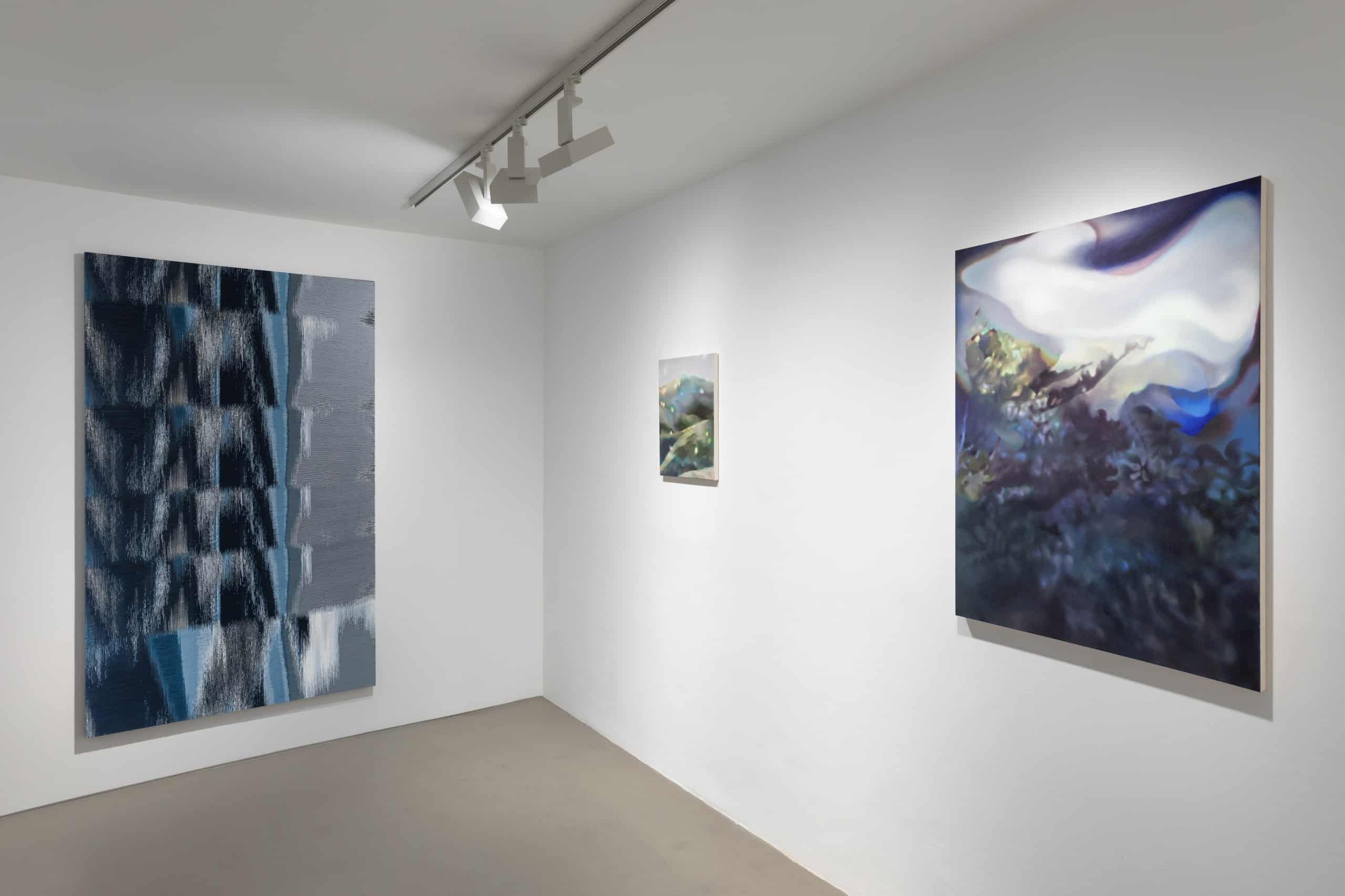 Blick in die Ausstellung, rechts Arbeiten von Lena Keller und links von Constanza Camila Kramer Garfias. Foto: Harry Zdera